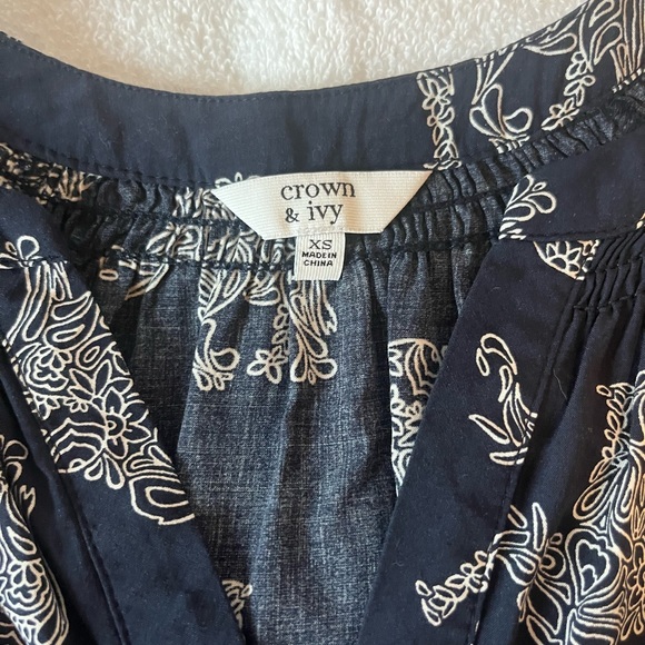 Crown & ivy top with elephants - Picture 2 of 2